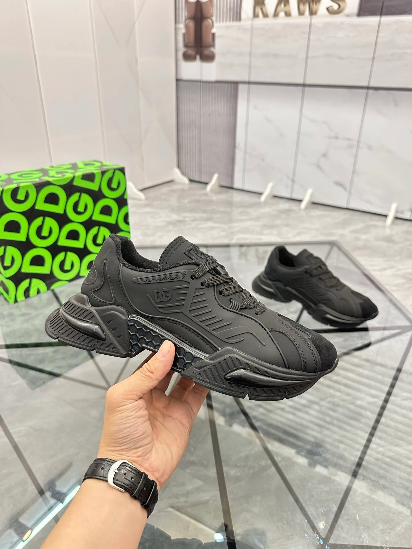 Men's shoes: 💰P560¥ Product trademark: DG "Dolce & Gabbana" low-top casual shoes Regular size: 35-44 (can be customized to 45.46) Couple style Product materials: Upper imported cowhide stitching original material, breathable lining, original outsole. Number: 803